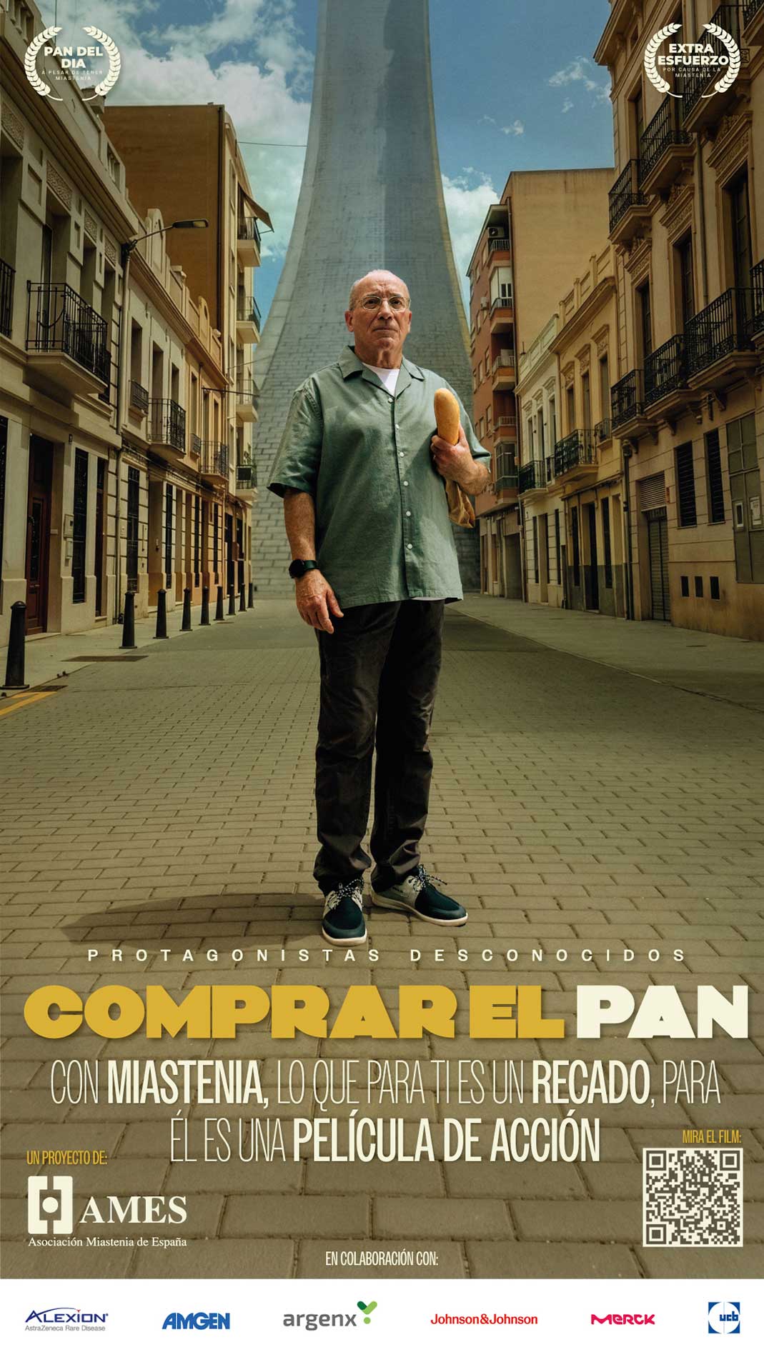 Hombre mayor con camisa verde sostiene pan en calle vacía con edificios y torre alta al fondo.