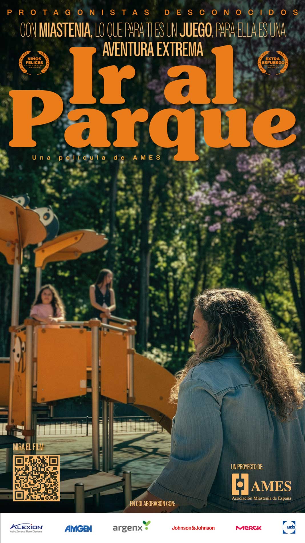 Mujer joven observa parque infantil con niños jugando en estructuras amarillas bajo luz solar.